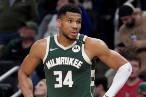 字母哥：盼自己成为史上最伟大的球员之一 我不是为了混日子&薪水