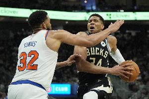 Shams：这是字母哥首次休赛期寻求外部选择 促成了尼克斯雄鹿谈判