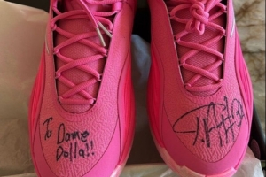 不忘老队友！利拉德晒出了字母哥给他送来的新款签名球鞋！