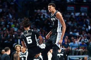 哥几个演我？文班下场后马刺连进三分打出14-0反超打停鹈鹕