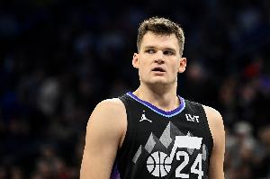 怎么肥四！凯斯勒半场没有出手一分未得 拿2板2断&出现5失误