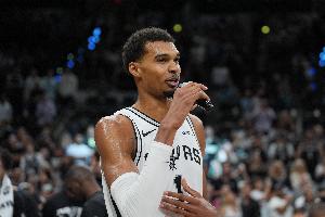 精通后卫技术！文班半场15分半 2中2得到10分8板2助2帽&正负值+29