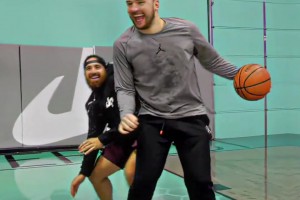 老马老婆竟爱打人？马布里和中国妻子玩“缺点睁眼”挑战🤣