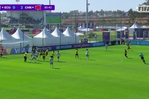 十分角！曾屹婕连场任意球破门，U17中国女足2-0厄瓜多尔😱